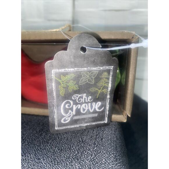 New In Box Red Hot CHILI Peppers Salt & Pepper Shakers - Picture 4 of 7